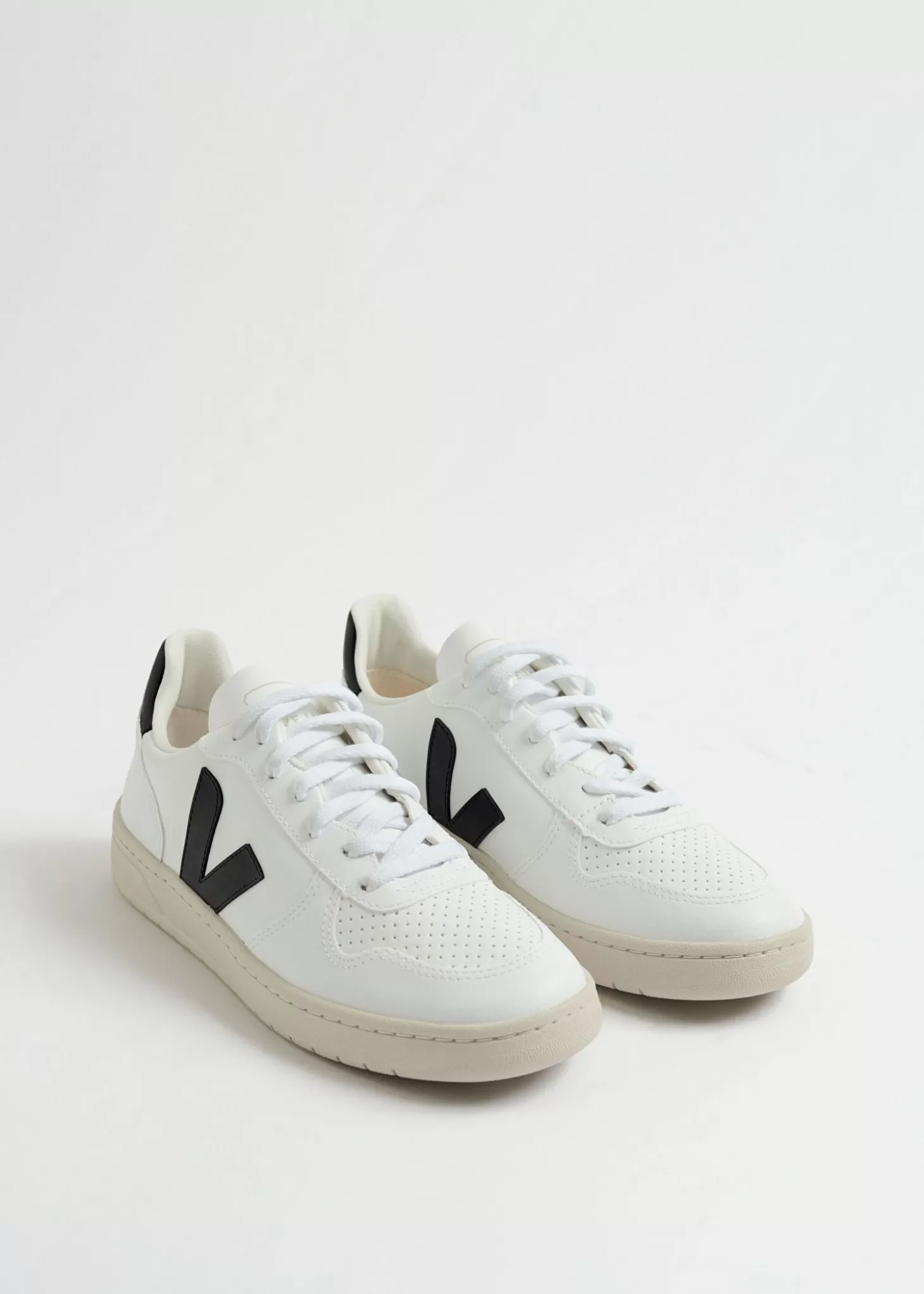 Kvinnor & Other Stories Sneakers | Veja V-10 Vegan Sneakers